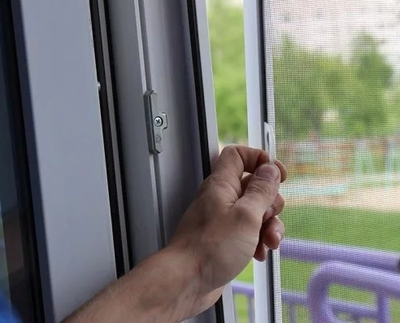 Ремонт и установка москитных сеток на окна в Хабаровске — СЕРВИС ОКОН